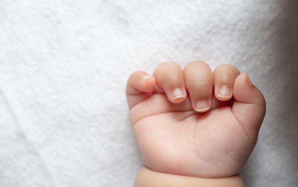 ilustrasi kuku bayi yang sudah panjang