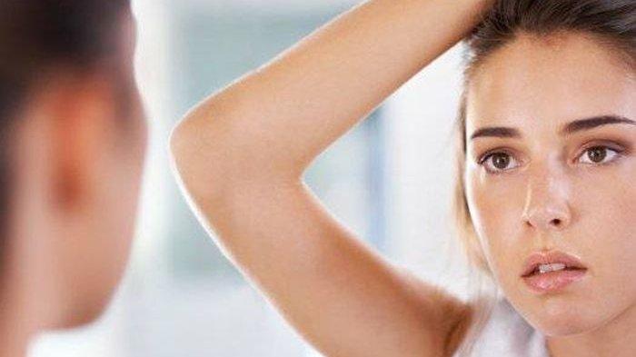 ilustrasi seseorang yang memiliki kulit berminyak, berikut ini tips dari Dokter Dermatologi untuk atasi permasalahan kulit berminyak