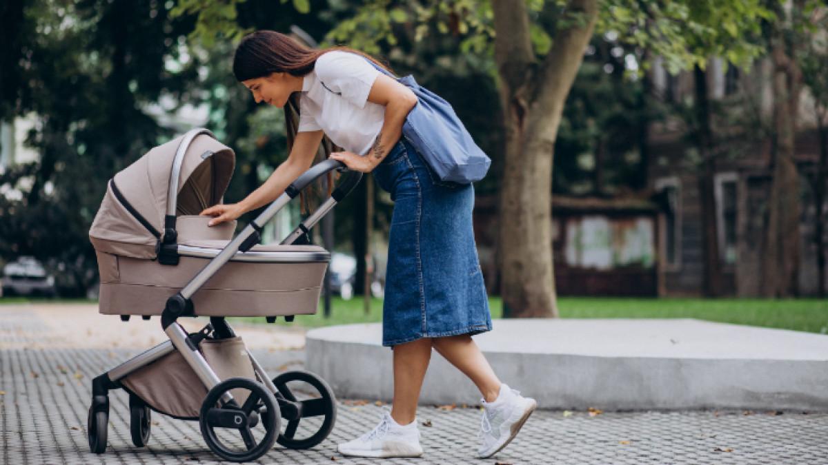 Ilustrasi ibu mendorong stroller, salah satu upaya untuk mengecilkan perut setelah melahirkan