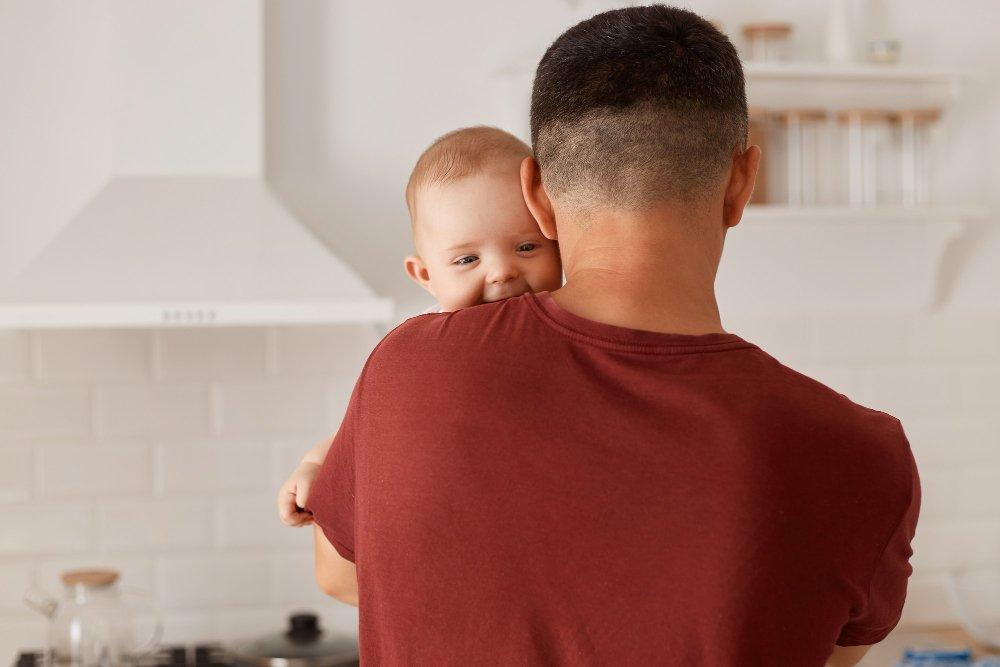 ilustrasi menggendong bayi, berikut kesalahan yang harus dihindari saat menggendong bayi