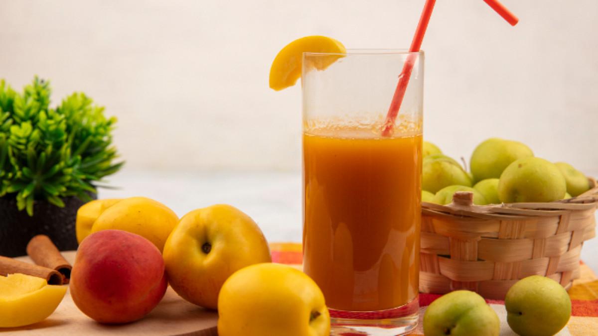 Ilustrasi minum jus apel wortel, minuman sehat sebagai anti-aging alami