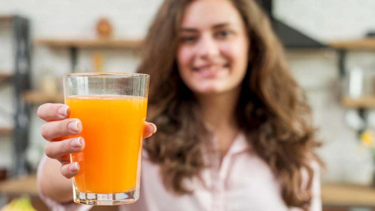 Ilustrasi minum jus apel wortel, minuman sehat sebagai anti-aging alami
