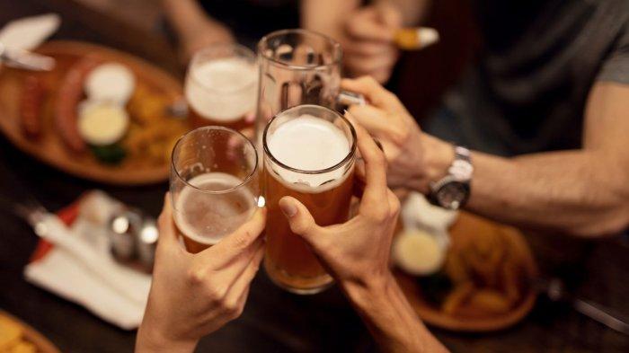 ilustrasi konsumsi minuman beralkohol, hindari mengonsumsi alkohol salah satu cara untuk membakar lemak perut