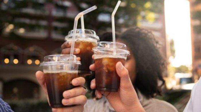 Ilustrasi minuman bersoda, tergolong minuman tinggi kalori