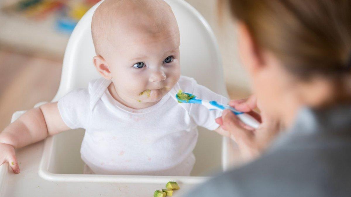 ilustrasi bayi yang makan MPASI, berikut ini cara agar si kecil mau makan MPASI