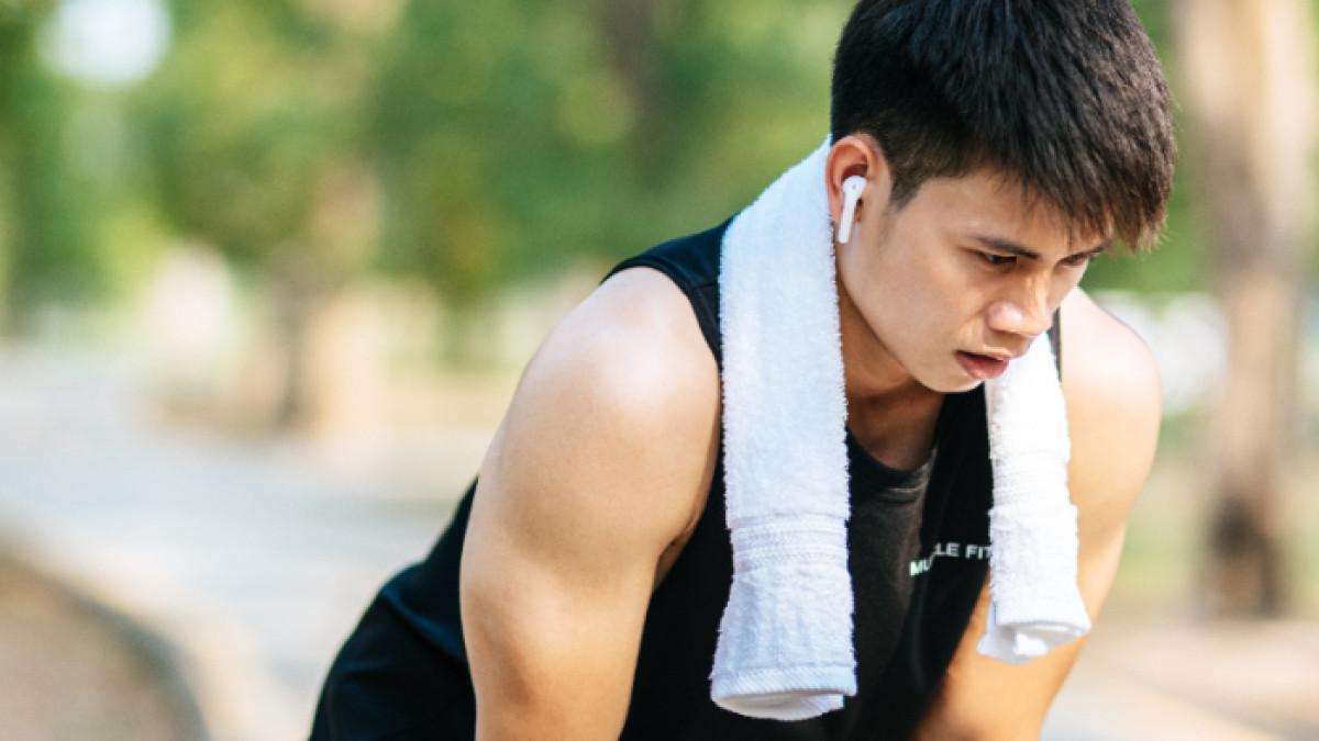Ilustrasi seseorang yang mual setelah olahraga, berikut penyebab dan cara mengatasinya