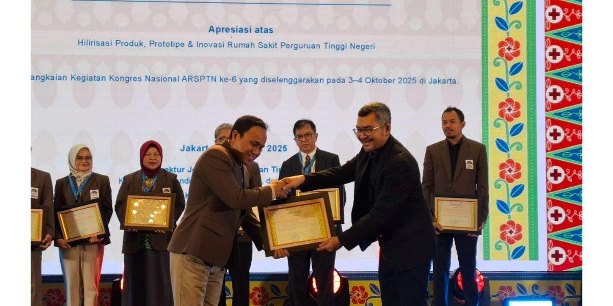Direktur RSGMP Unhas, Dr. Andi Tajrin, drg., M.Kes., Sp.BMM(K) menerima penghargaan dalam kegiatan Kongres Nasional Asosiasi Rumah Sakit Perguruan Tinggi Negeri (ARSPTN) ke-6