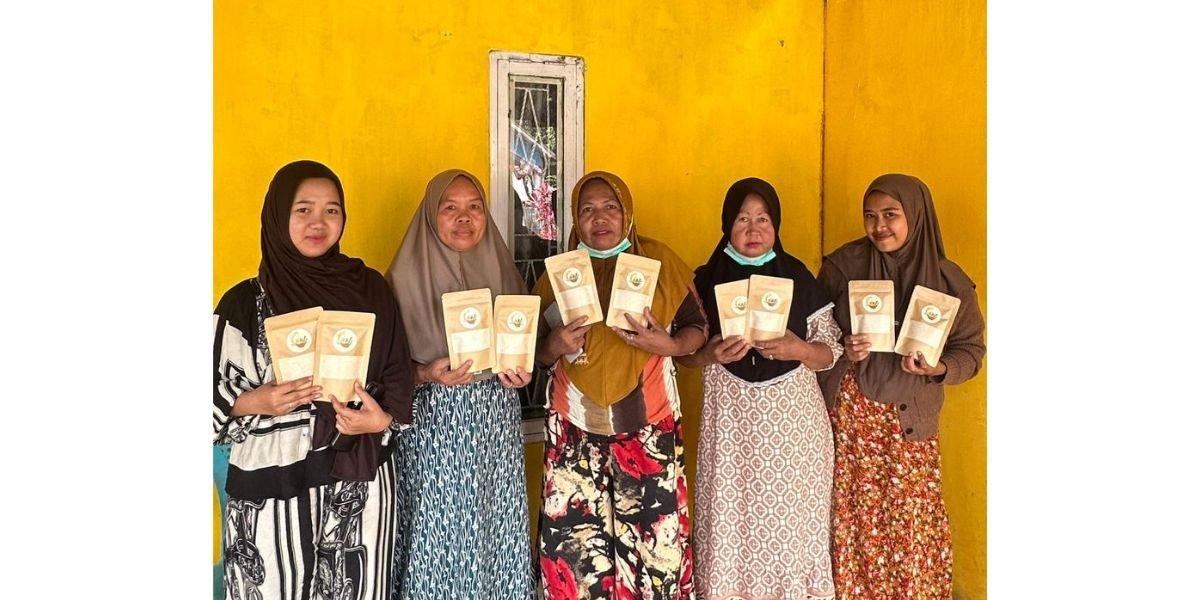 Dokumentasi anggota PKK Desa Bontonompo yang menjalankan pelatihan pengolahan limbah tongkol dan rambut jagung sebagai bahan baku pembuatan tepung