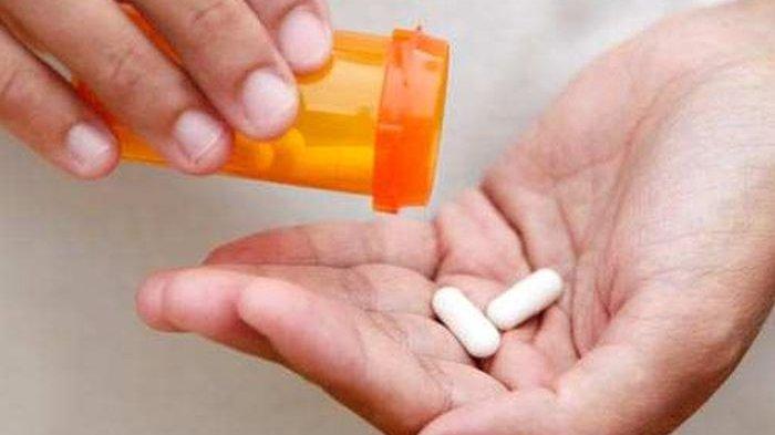 ilustrasi mengonsumsi suplementasi magnesium dan vitamin B6 secara bersamaan