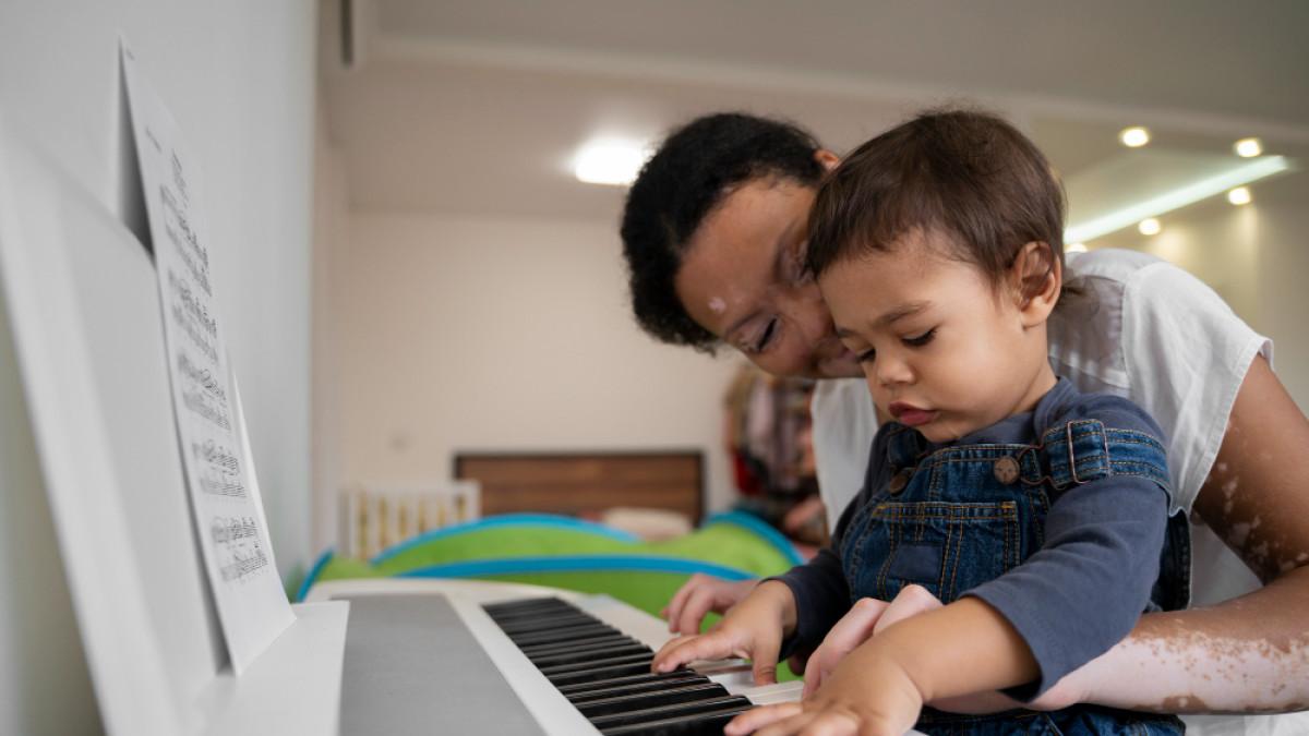 Ilustrasi orangtua yang bernyanyi untuk si kecil