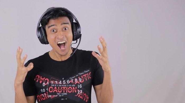 ilustrasi penggunaan alat dengar headset