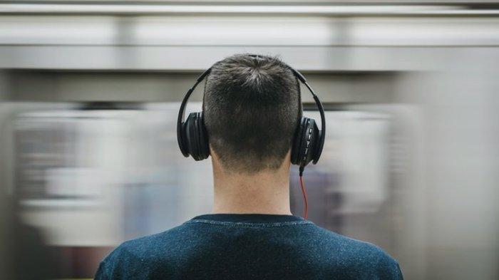 Ilustrasi penggunaan headset, menggunakan headset dengan durasi waktu yang lama bisa sebabkan gangguan pendengaran