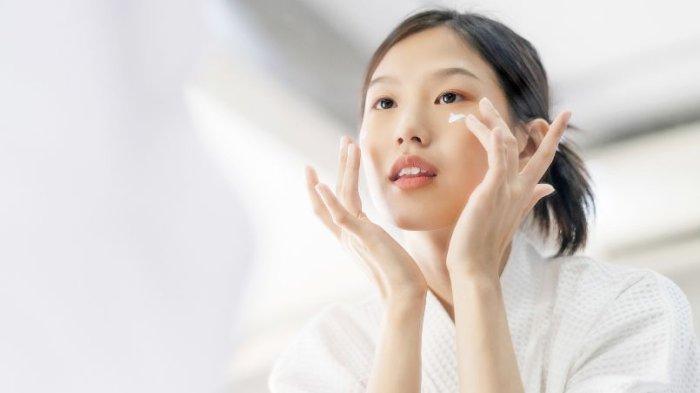 ilustrasi penggunaan skincare untuk merawat skin barrier yang rusak, berikut kandungan skincare yang harus diperhatikan