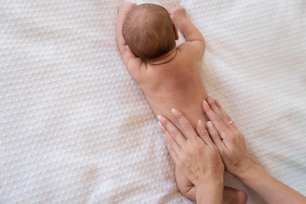 ilustrasi merawat kulit bayi yang sensitif, lakukan langkah berikut ini