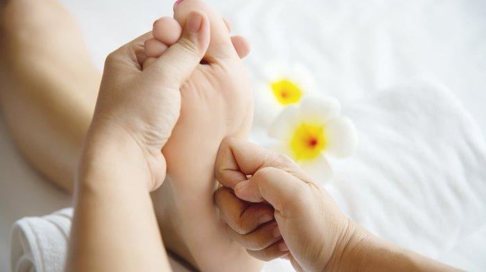 Ilustrasi pijat refleksi kaki, salah satu terapi pijat untuk menurunkan tekanan darah tinggi atau hipertensi