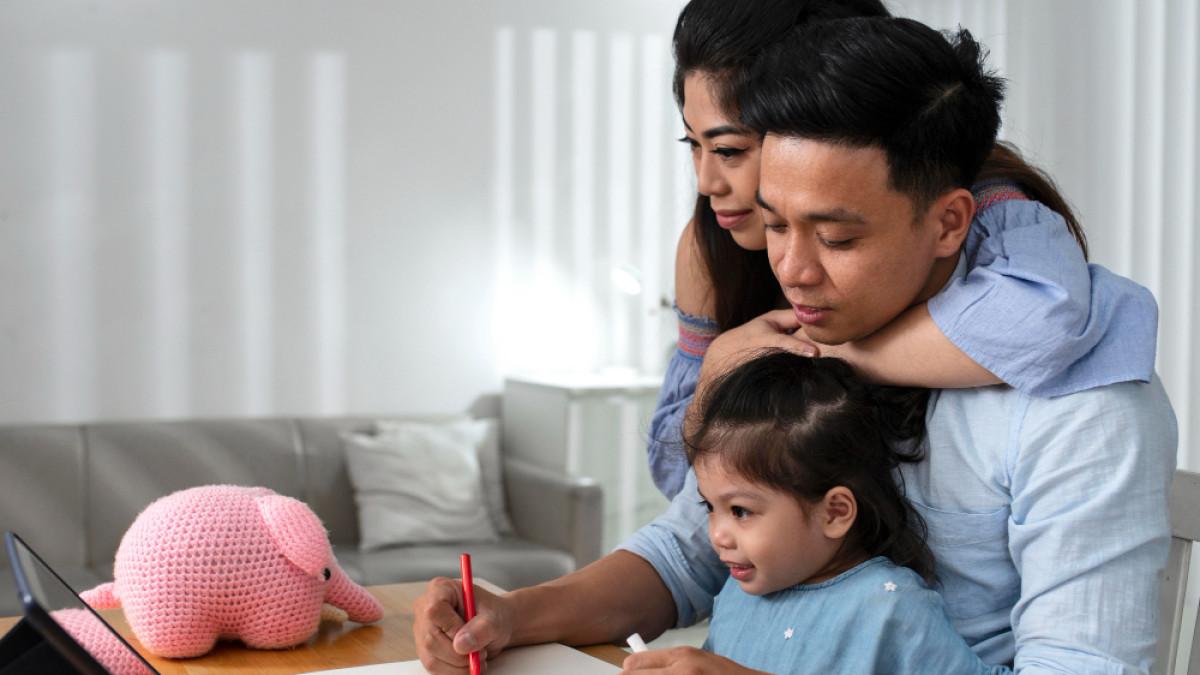 Ilustrasi orangtua yang menerapkan pola asuh terbaik untuk anak