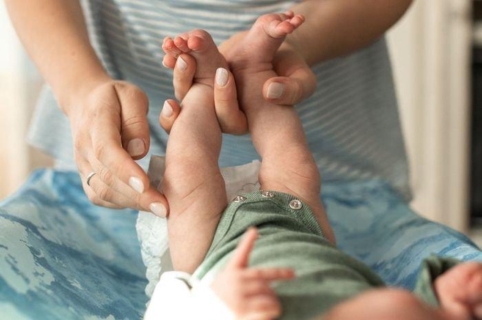 Ilustrasi penggunaan popok bayi, berikut ini dampak buruk memakai popok bayi terlalu lama