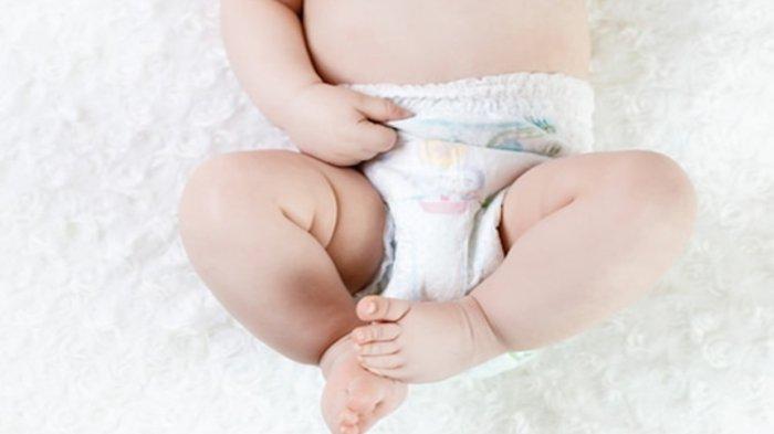 Ilustrasi penggunaan popok bayi, berikut ini dampak buruk memakai popok bayi terlalu lama