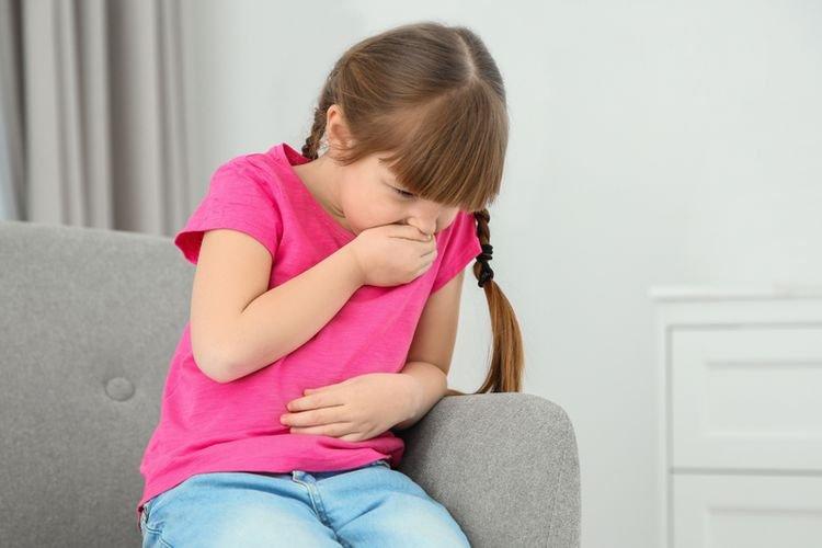 ilustrasi anak yang mengeluhkan sakit perut, berikut ini cara alami untuk mengatasi sakit perut pada anak