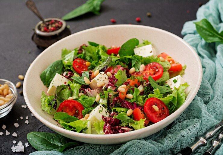 ilustrasi salad sayur, makanan sehat untuk menurunkan tekanan darah