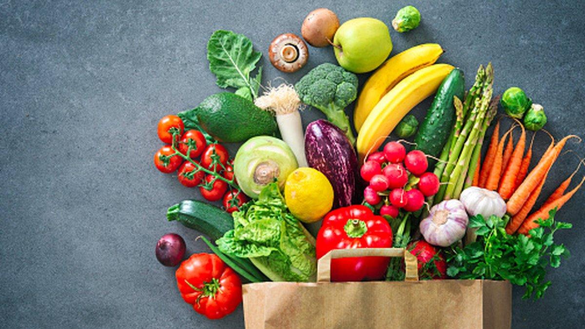 ilustrasi konsumsi makanan berwarna dapat membantu menurunkan kadar asam urat
