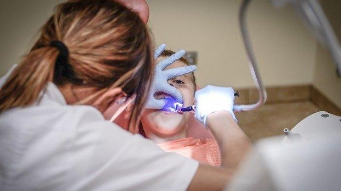 Dokter Gigi Tegaskan Gigi Susu Anak Aman Dicabut Sendiri