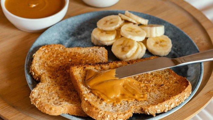 Ilustrasi roti panggang dengan selai kacang dan pisang, camilan sehat yang bagus dikonsumsi ibu menyusui