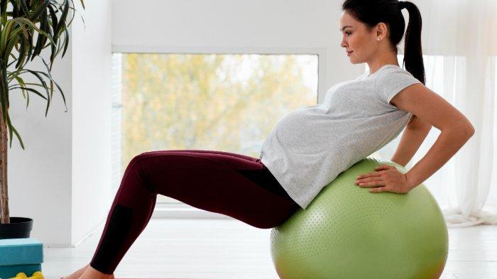 Ilustrasi senam dengan birth ball, gerakan senam ibu hamil yang mempermudah proses persalinan