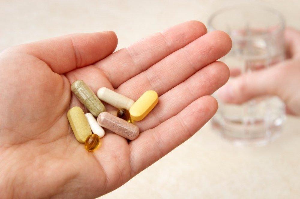 ilustrasi mengonsumsi suplementasi magnesium dan vitamin B6 secara bersamaan