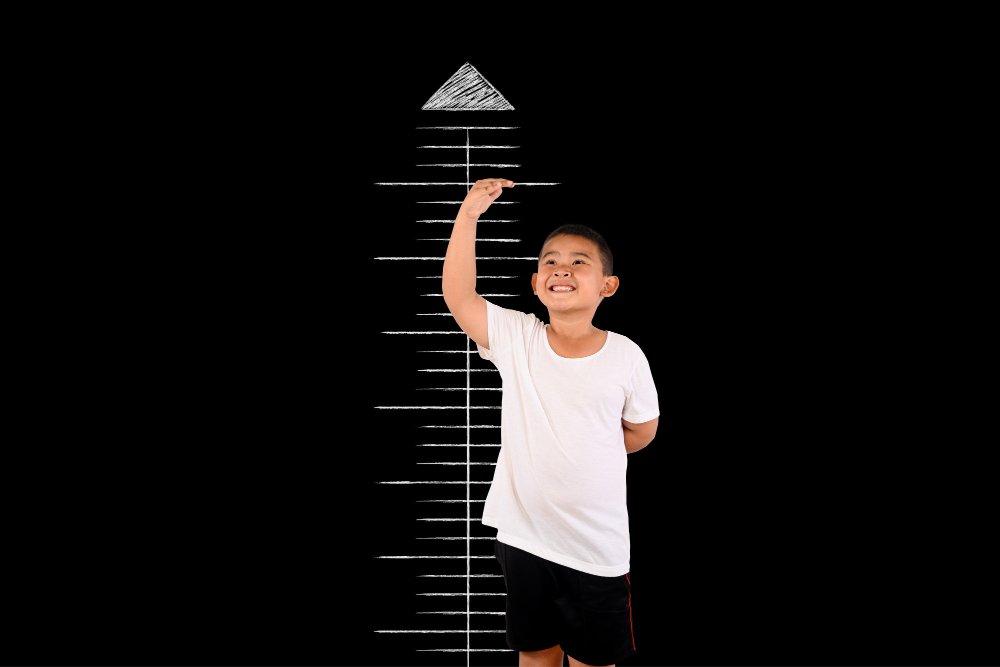 ilustrasi anak yang tumbuh sesuai dengan usianya