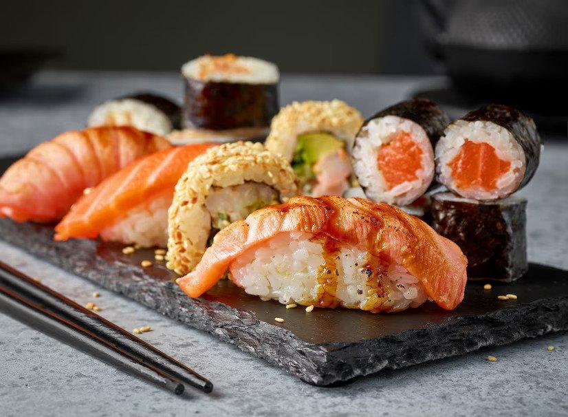 ilustrasi sepiring sushi mentah