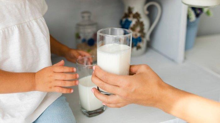 ilustrasi minum susu organik, berikut ini fakta susu organik bagus untuk mendukung tumbuh kembang anak
