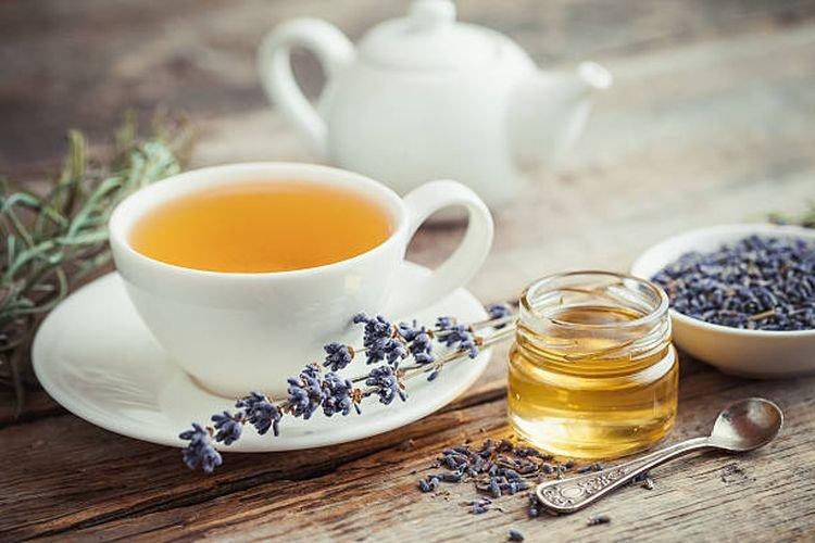 Ilustrasi teh lavender, teh herbal yang bantu meredakan sakit kepala