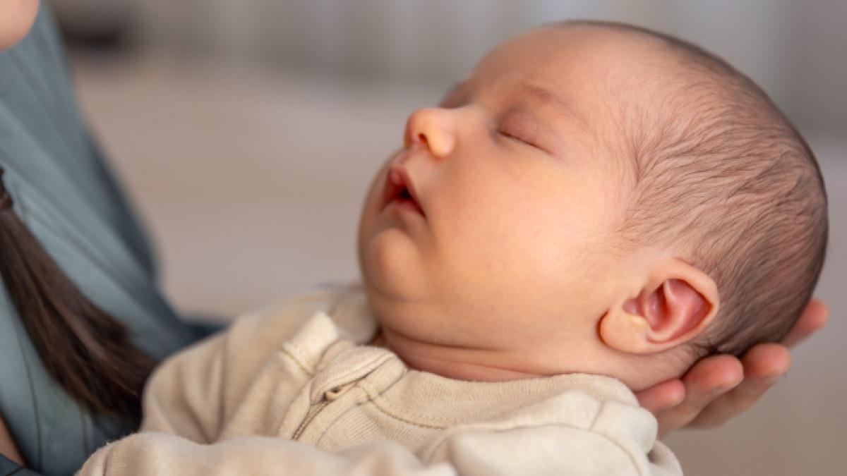 Ilustrasi melakukan tindik telinga bayi, berikut hal yang perlu diperhatikan orang tua sebelum menindik telinga bayi