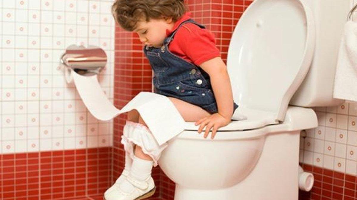 ilustrasi anak yang mulai diajarkan toilet training