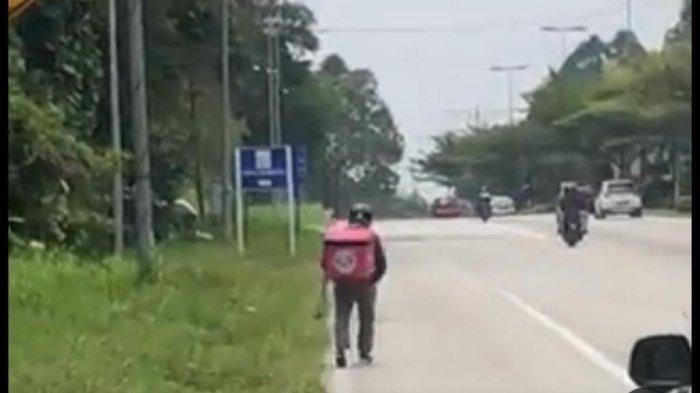 SALUT! Kurir Ini Tetap Antarkan Makanan Pelanggan Usai Motornya Disita Meski Harus Jalan Kaki