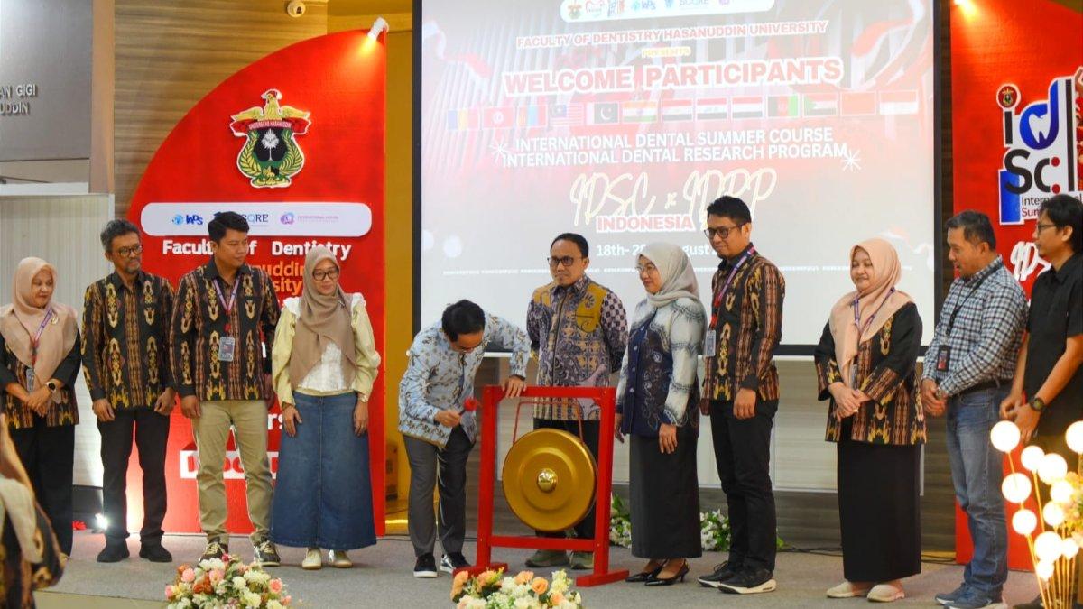 FKG Unhas & IADS gelar The 2nd International Dental Summer Course & IDRP Indonesia 2025, ajang kolaborasi riset dan edukasi global.