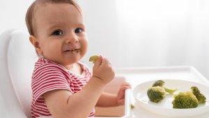 Anak-yang-belajar-makan-brokoli-saat-MPASI-masak-dengan-tekstur-berikut-sesuai-usia-bayi.jpg