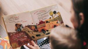 Ilustrasi-membacakan-buku-bergambar-aktivitas-yang-dapat-merangsang-perkembangan-otak-anak.jpg