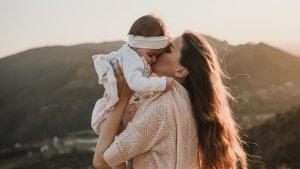 Ilustrasi-mencium-bayi.jpg