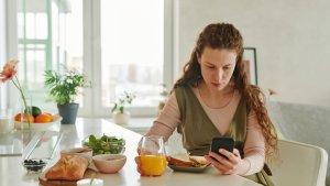 Makan-sambil-main-HP-kebiasaan-yang-perlu-dihindari-saat-menurunkan-berat-badan.jpg