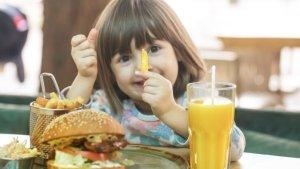anak-makan-junk-food2.jpg