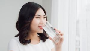 ilustrasi-minum-air-210.jpg