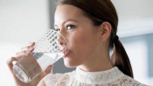 ilustrasi-minum-air-putih.jpg