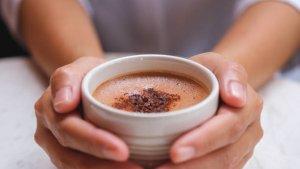 ilustrasi-minum-cokelat-panas.jpg
