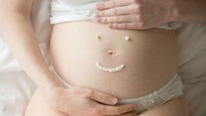 ilustrasi-penggunaan-skincare-untuk-atasi-stretch-mark-saat-hamil.jpg
