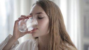 manfaat-minum-air-putih-untuk-ibu-hamil.jpg