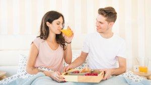 pasangan-makan-buah_1.jpg