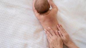 pijat-bayi-dengan-baby-oil.jpg