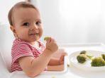 Anak-yang-belajar-makan-brokoli-saat-MPASI-masak-dengan-tekstur-berikut-sesuai-usia-bayi.jpg